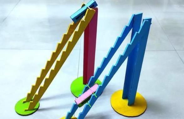 用废纸箱做的儿童小玩具，可以自动翻滚下楼梯，制作步骤非常简单